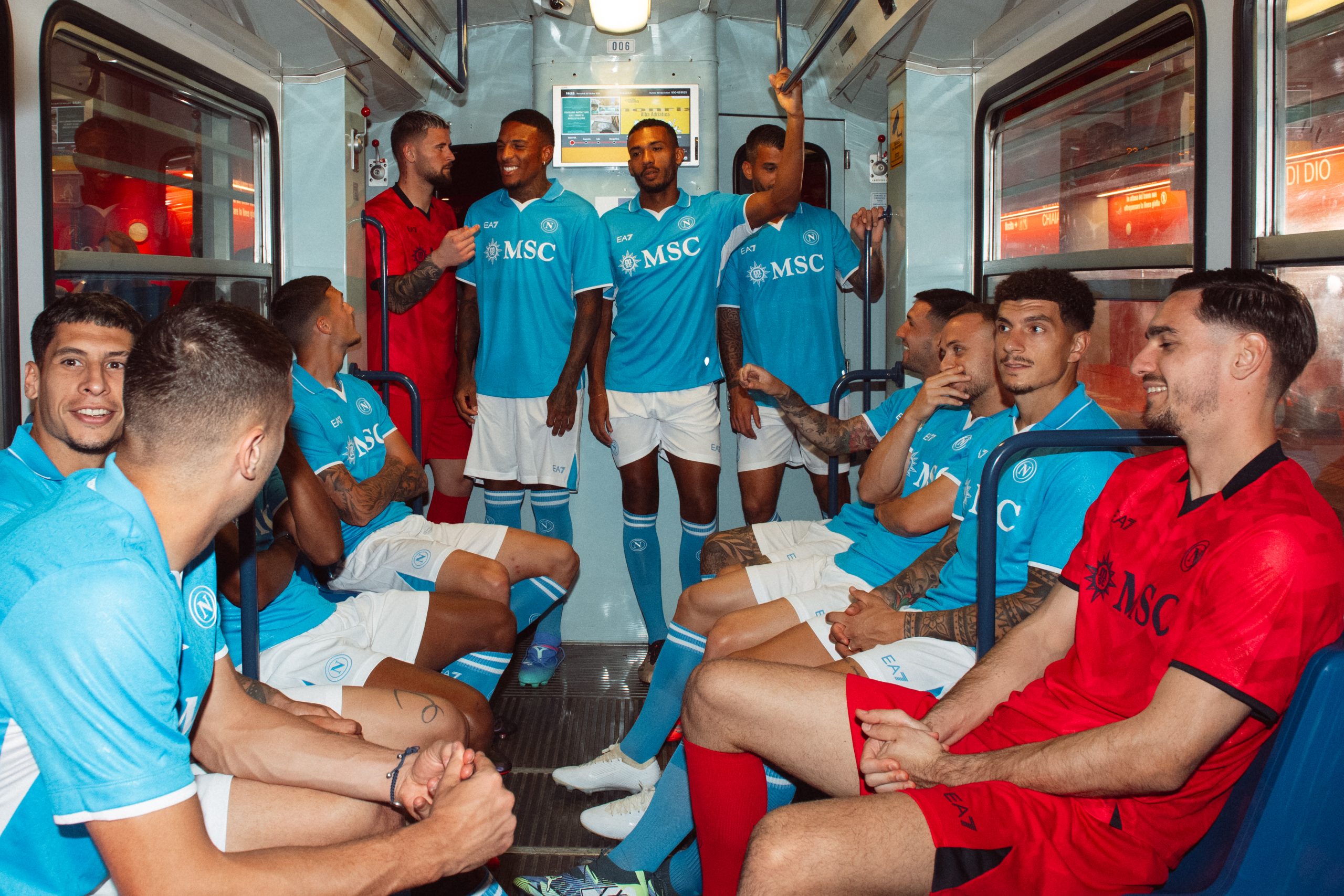 Elenco do SSC Napoli na ‘estação de metrô Chiaia’ em Nápoles
