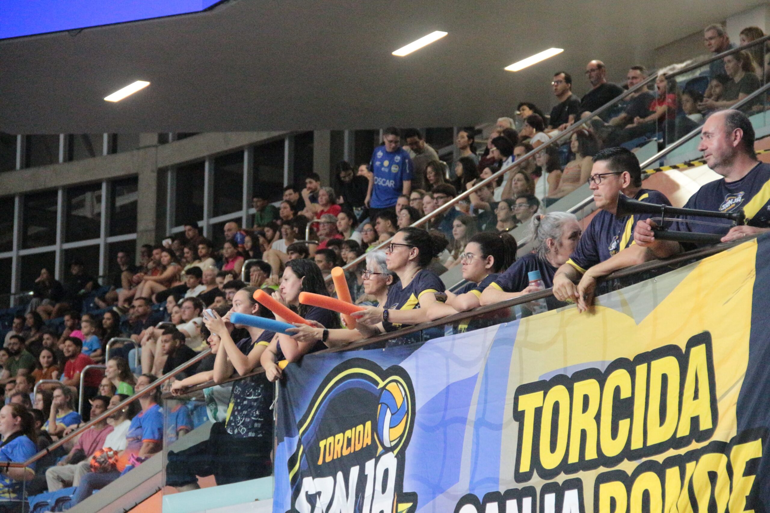 Torcida do Vôlei São José presente no jogo contra o Minas, pela primeira rodada