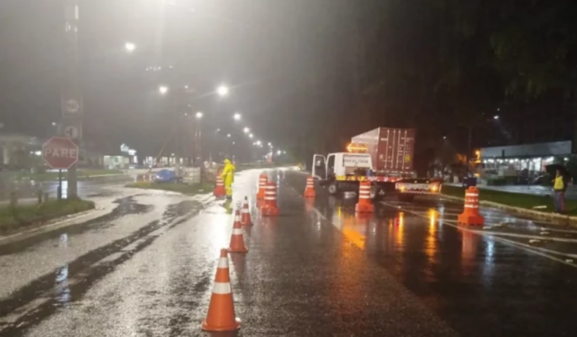 Rio-Santos é liberada após bloqueio por chuvas e risco de deslizamento