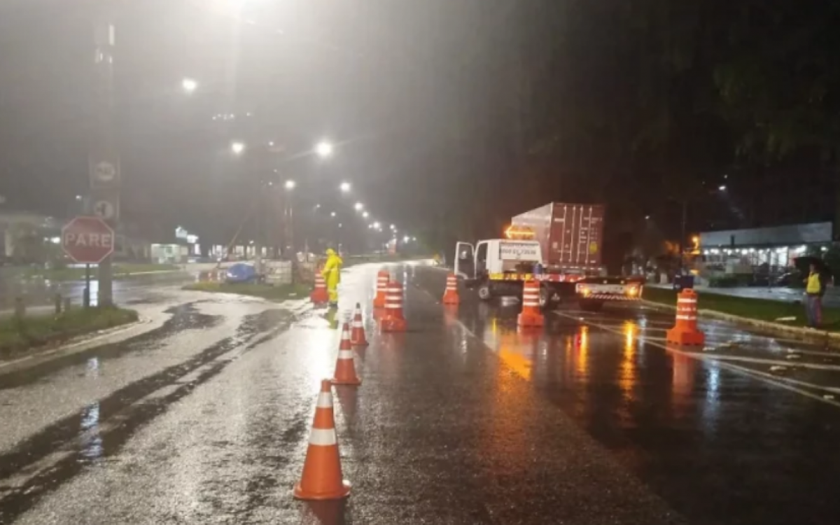 Rio-Santos é liberada após bloqueio por chuvas e risco de deslizamento