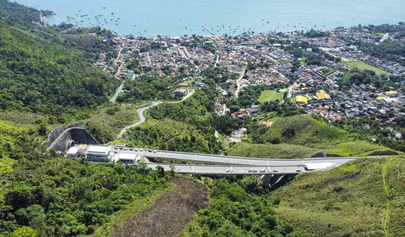 Carro pega fogo e bloqueia trecho do Contorno Sul em São Sebastião