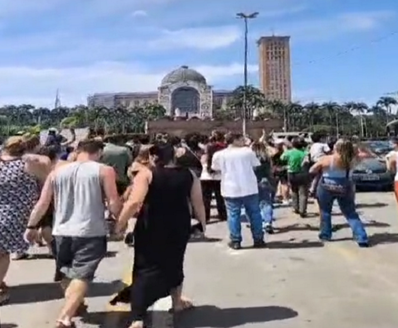 Feirantes de Aparecida são impedidos de trabalhar no feriado e fazem protesto