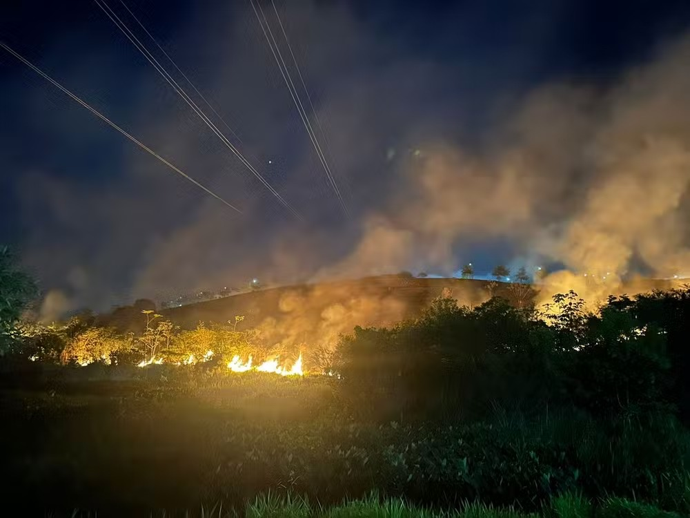 Incêndio, supostamente criminoso, atinge grande área no Urbanova em São José dos Campos