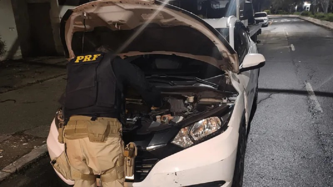 PRF prende venezuelana e colombianos em carro furtado na Via Dutra em Taubaté