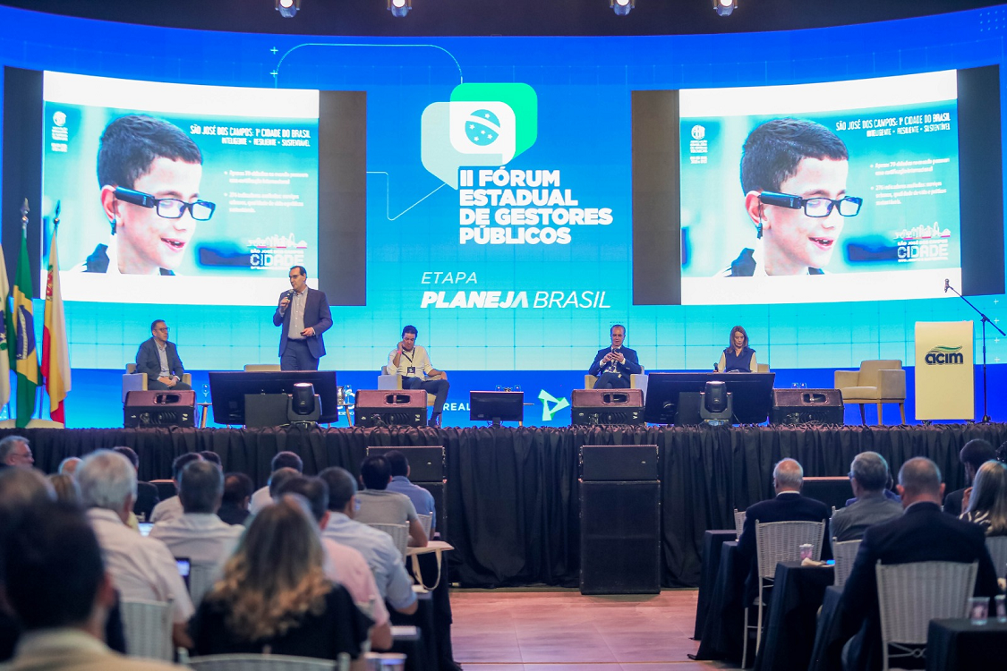 Anderson Farias palestra em fórum no Paraná que destacou São José como modelo de cidade inteligente e sustentável 