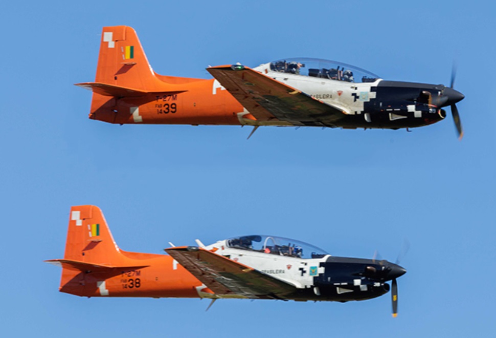 Dois aviões Embraer Tucano da FAB colidem; cadete se ejetou