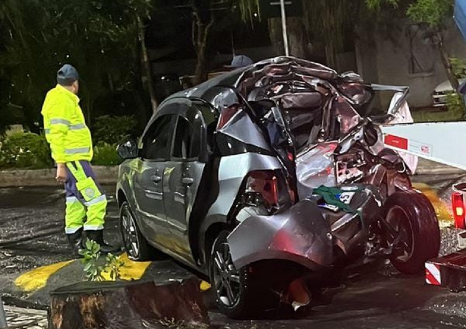 Adolescente morre em acidente entre carro e caminhão-guincho na SP-123, em Pinda