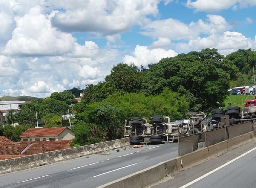 Via Dutra tem pista liberada no sentido Rio, em Guaratinguetá; pista sul segue interditada