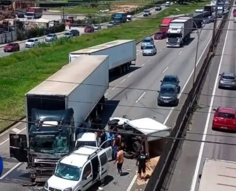Acidente aconteceu no KM 159 da Dutra, sentido São Paulo
