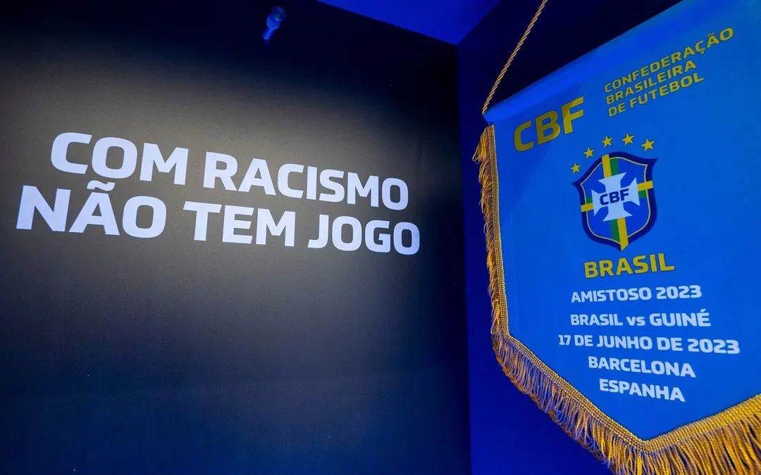 Slogan  "com racismo não tem jogo" da CBF. (Foto: Joilson Marconne/CBF)