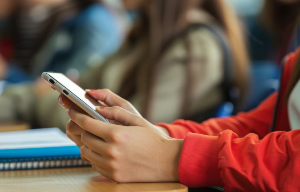 Alesp aprova proibição de celulares em todas as escolas de SP