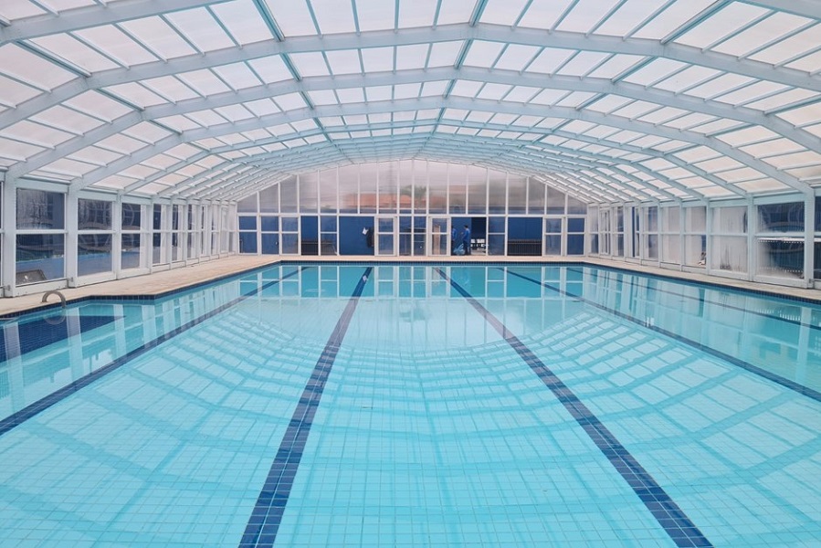 Piscina com cobertura retrátil será aberta nesta sexta-feira (15)