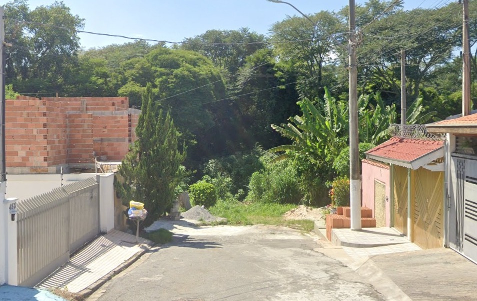 Corpo foi encontrado as margens de um córrego na Rua Haras Paulista, em Pindamonhangaba