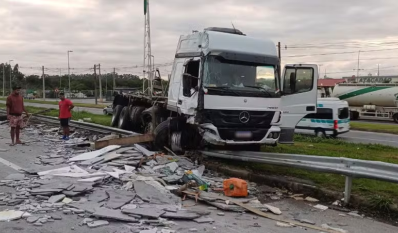Acidente com caminhão de granito gera desvio de tráfego na Via Dutra, em Jacareí