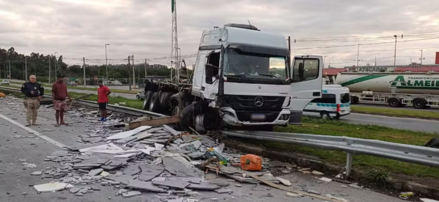 Acidente com caminhão de granito gera desvio de tráfego na Via Dutra, em Jacareí