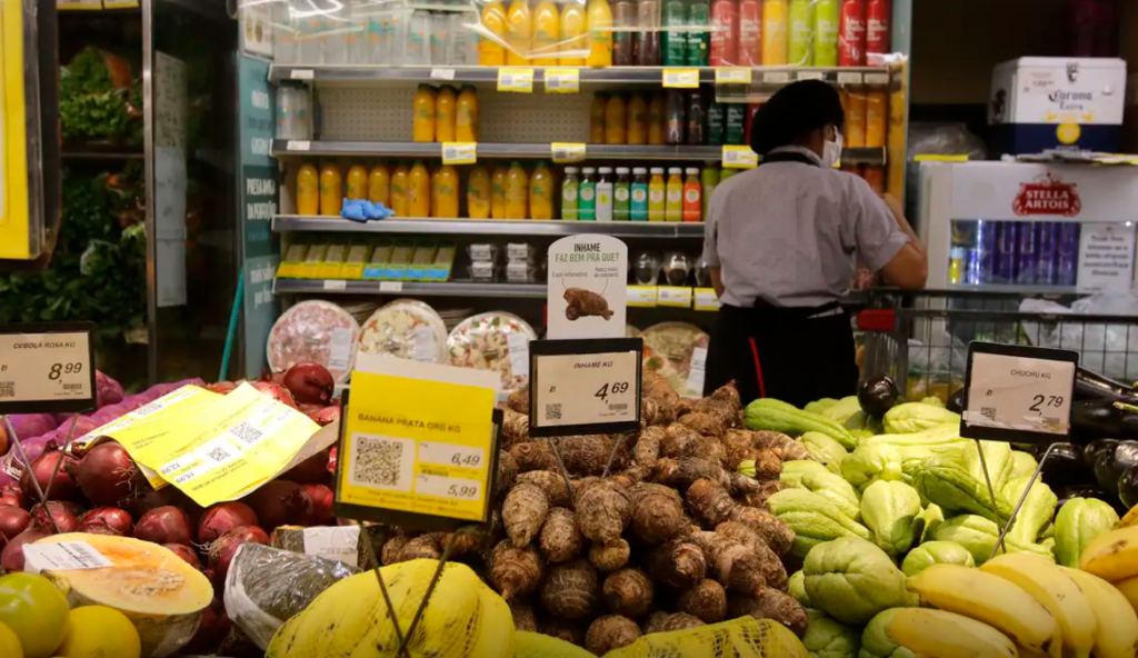 IBGE: Inflação acelera em novembro com alta em alimentos e transportes