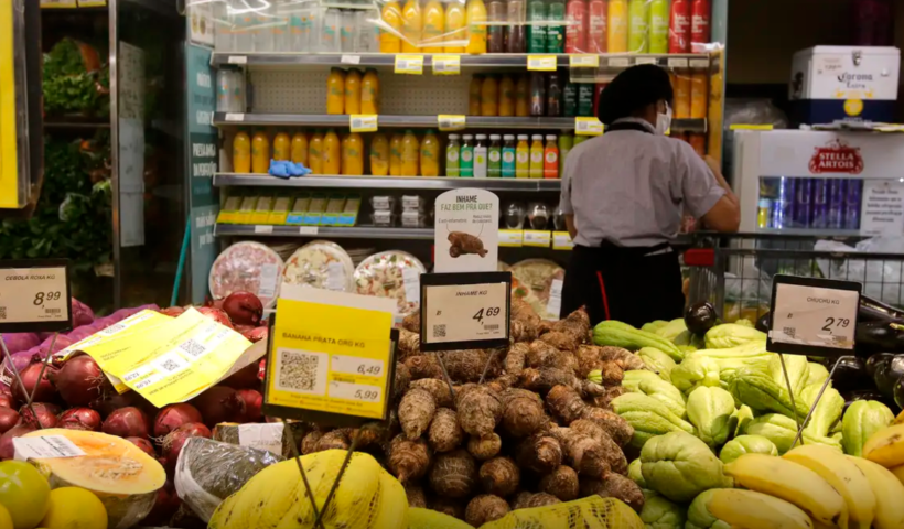 IBGE: Inflação acelera em novembro com alta em alimentos e transportes