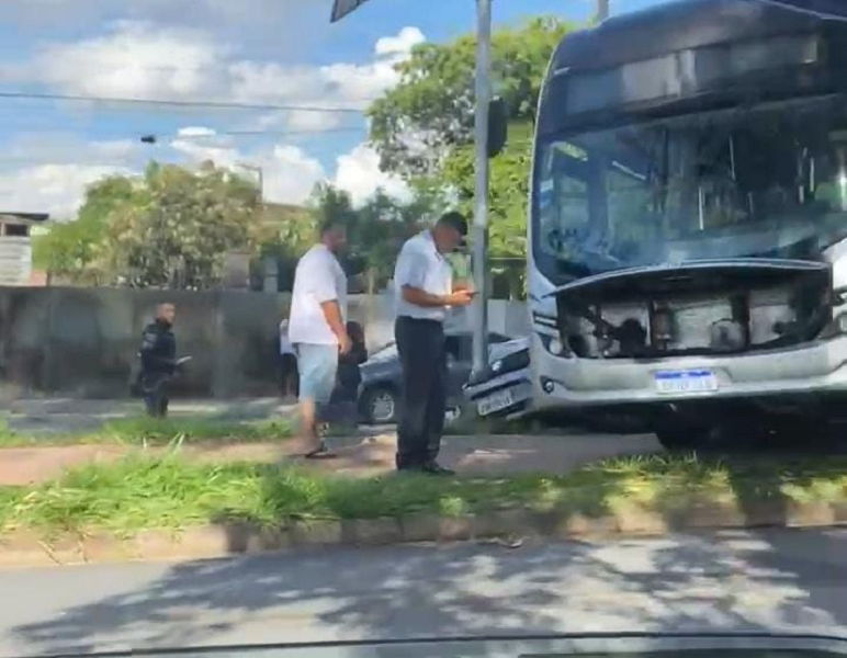 Colisão entre carro e um ônibus da linha verde deixa um homem ferido no Campo dos Alemães