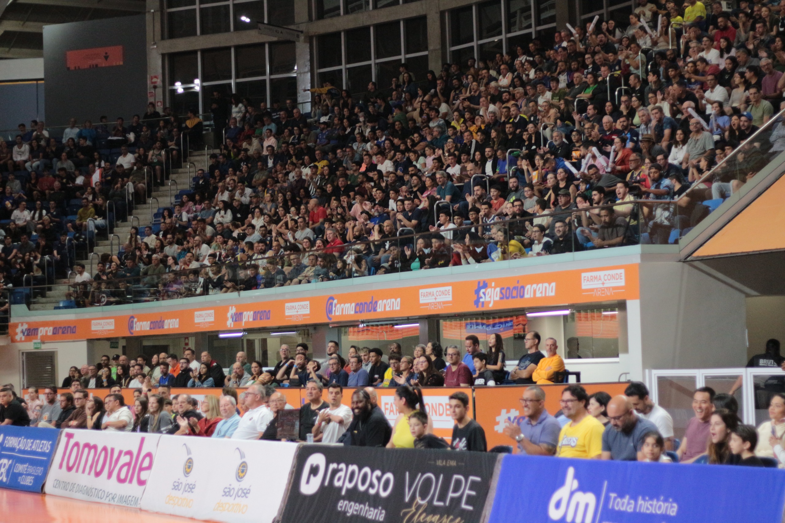 Torcida do São José Basketball presente na Farma Conde Arena