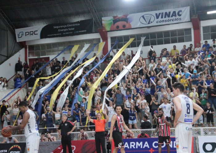 Torcida do São José Basketball presente no Ginásio Linneu de Moura.
