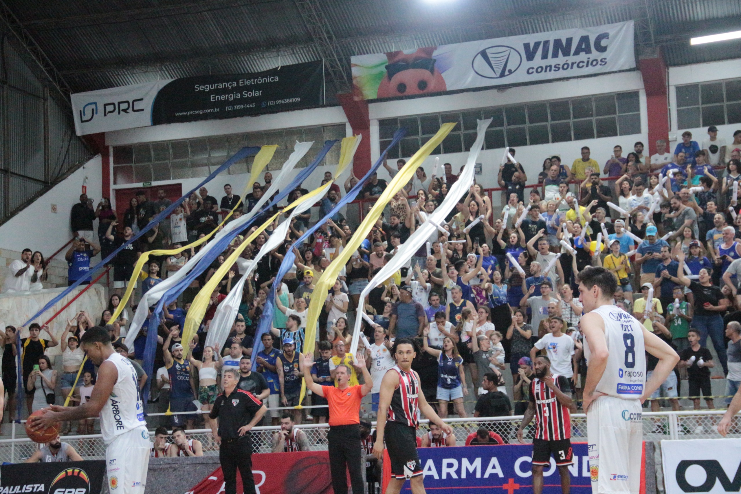 Torcida do São José Basketball presente no Ginásio Linneu de Moura
