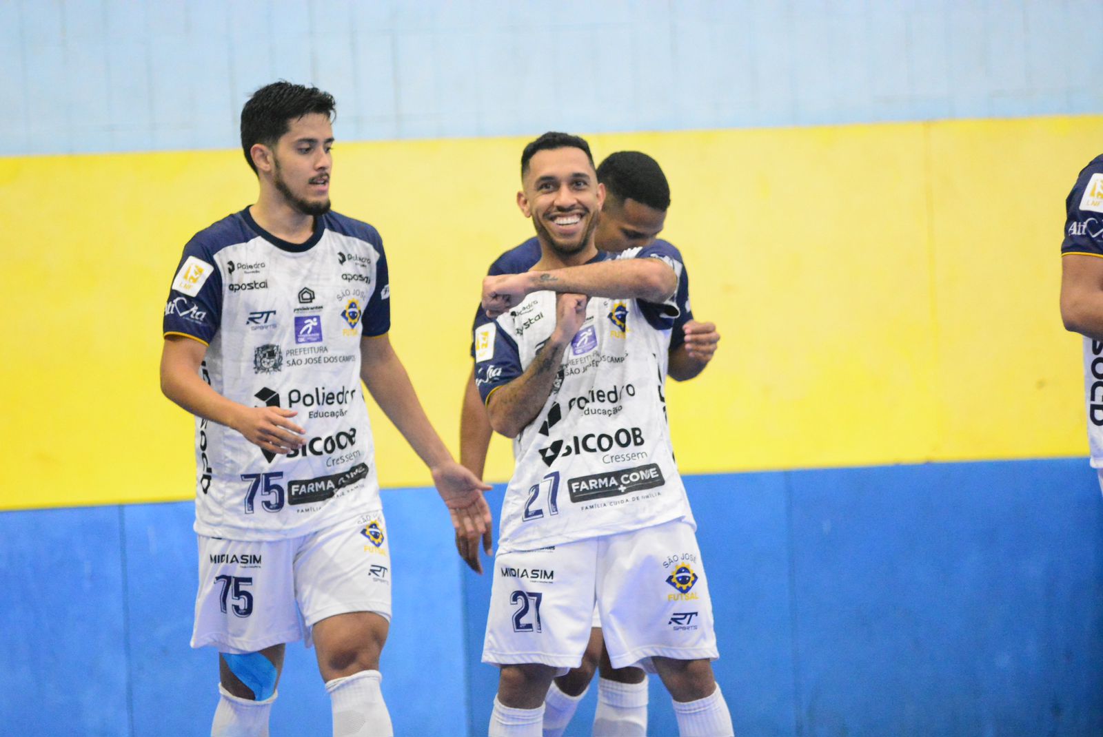 Jogadores do São José Futsal comemoram vitória no primeiro jogo das semifinais do Campeonato Paulista