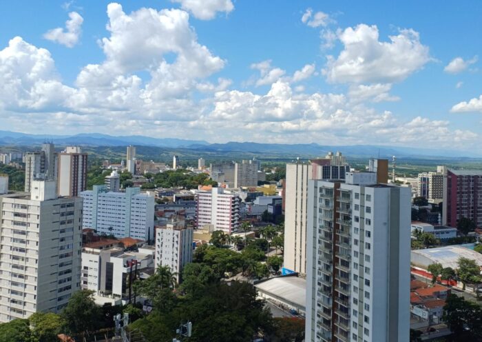 Sol e nuvens na RMVale