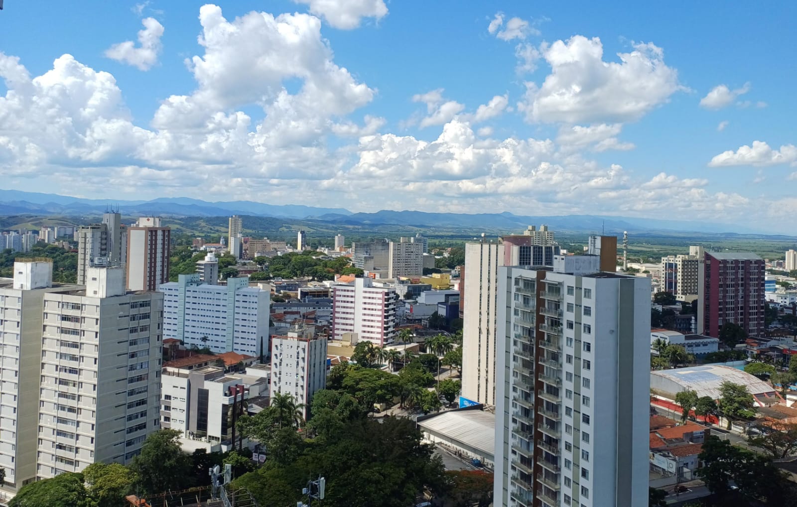 Sol e poucas nuvens em São José dos Campos, no Vale do Paraíba