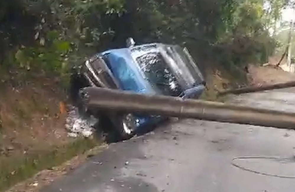 Acidente Carro colide com poste e bloqueia estrada na zona sul de SJC; veja o vídeo