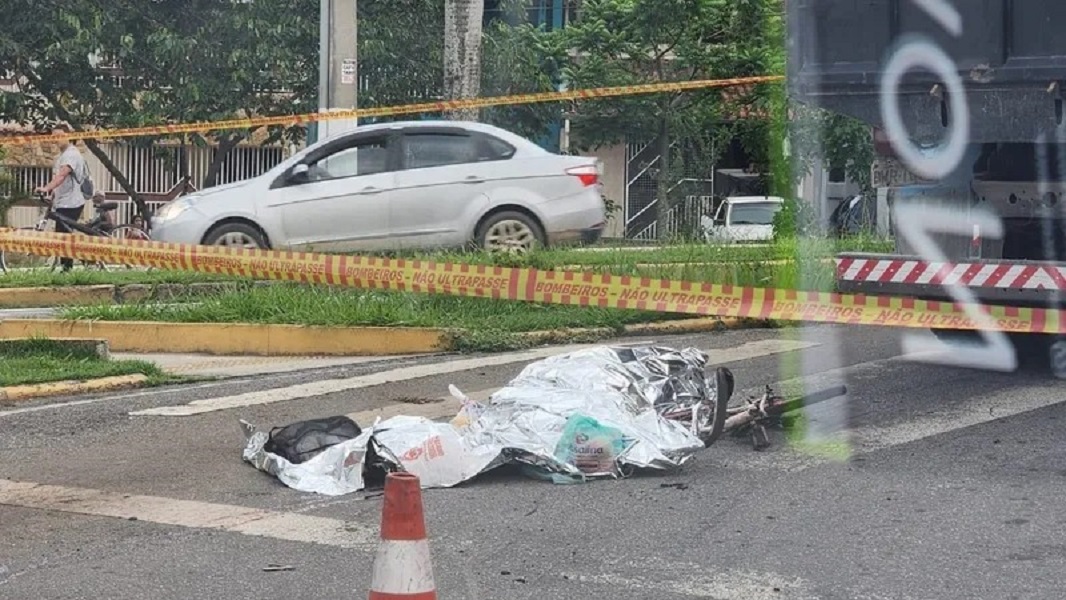 Ciclista de 53 anos morre atropelada por caminhão em Pindamonhangaba