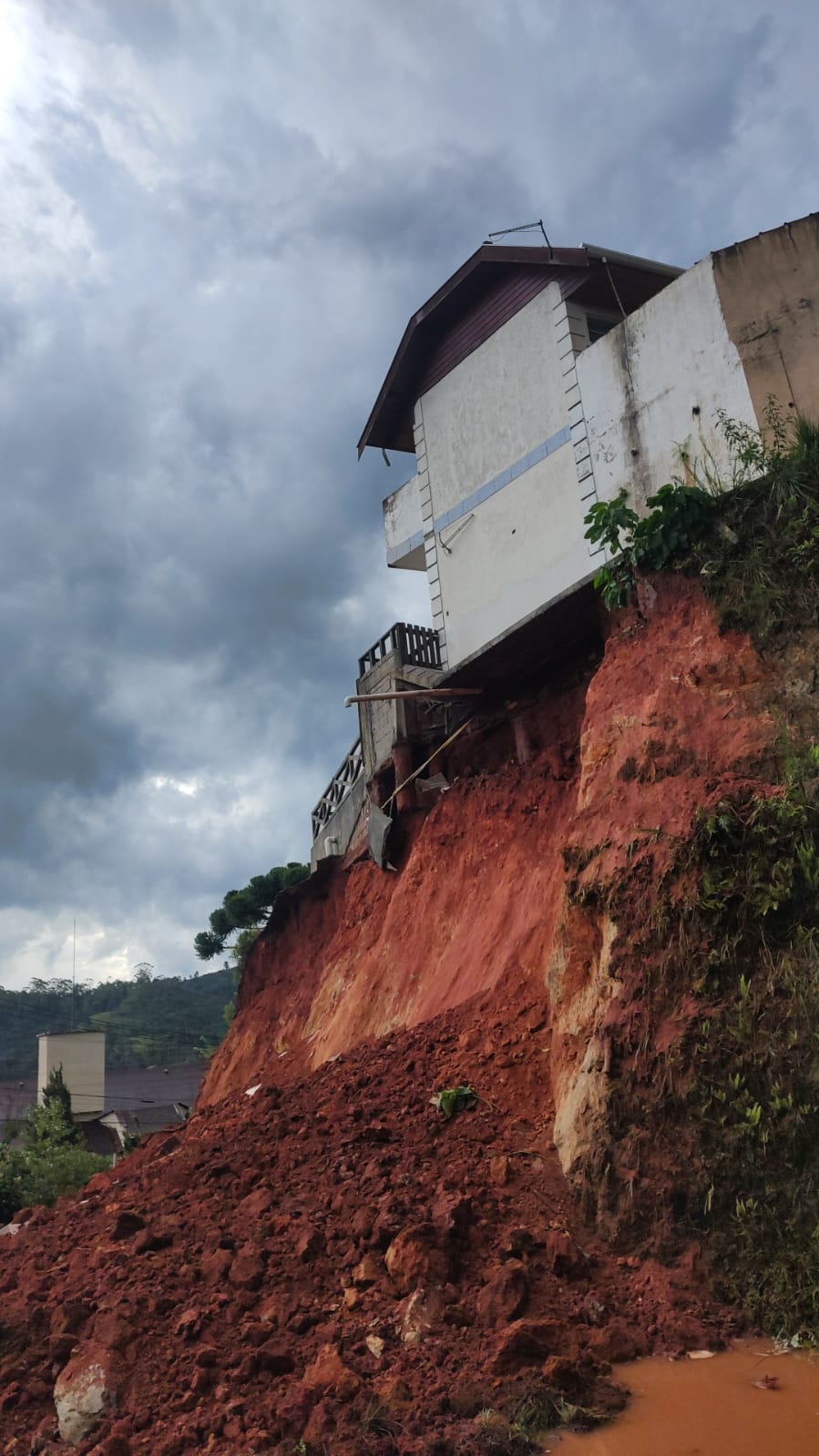 Final de semana é marcado por chuva de granizo, enchentes e deslizamentos de terra na RMVale
