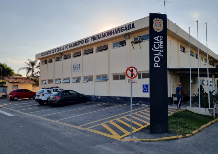 Um homem de 32 anos foi preso em flagrante, na madrugada desta terça-feira (30), após furtar um estabelecimento comercial de roupas em Pindamonhangaba