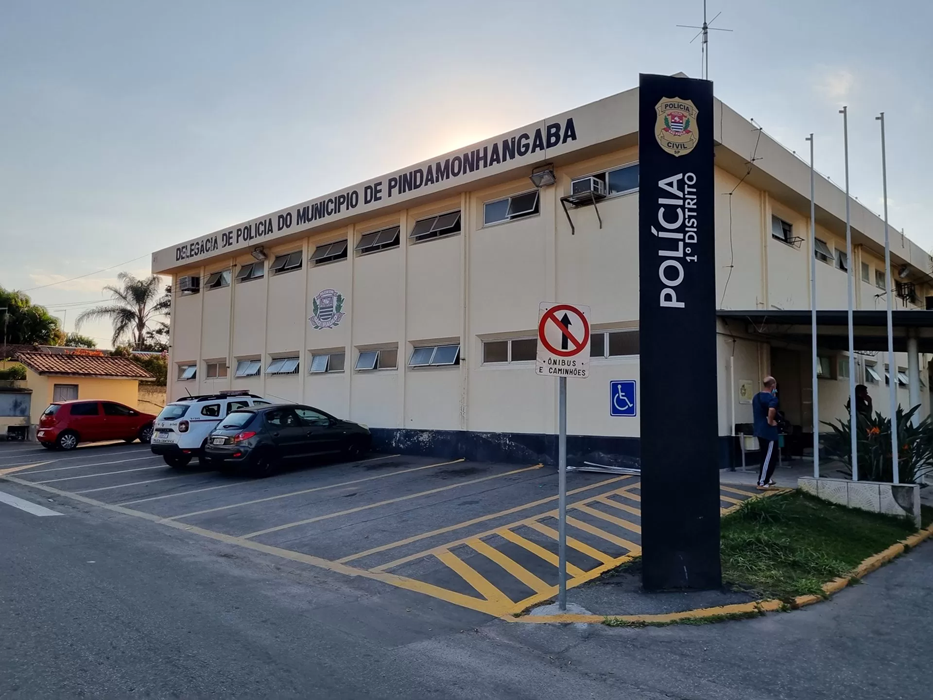 O caso foi registrado como furto e dano na Delegacia Policial de Pindamonhangaba