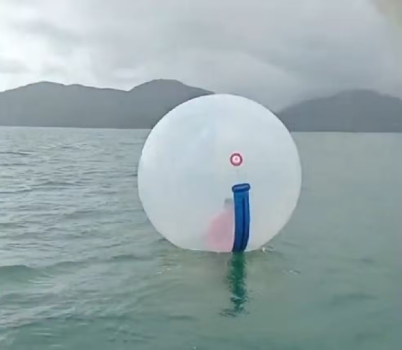 Criança em bolha inflável fica a deriva em alto-mar na praia de Ubatuba