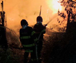Incêndio atinge casa às margens da Rodovia Rio-Santos