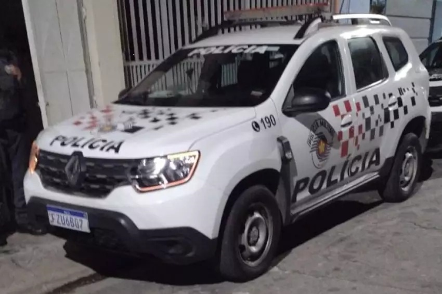 Homem matou esposa a facadas e fugiu após deixar filho com vizinhos