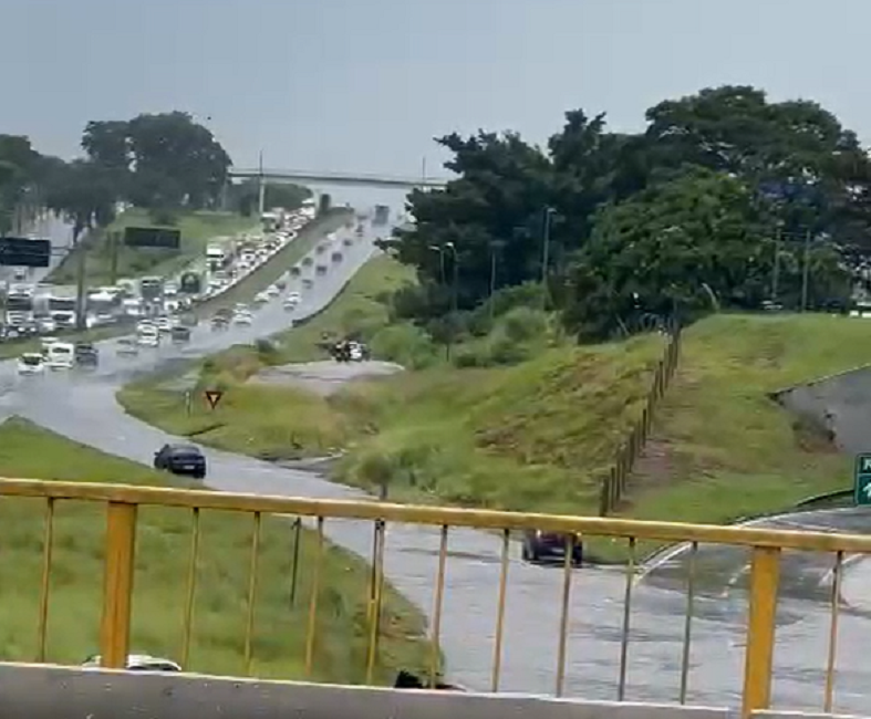 Forte chuva causa alagamento e lentidão na Dutra, em São José