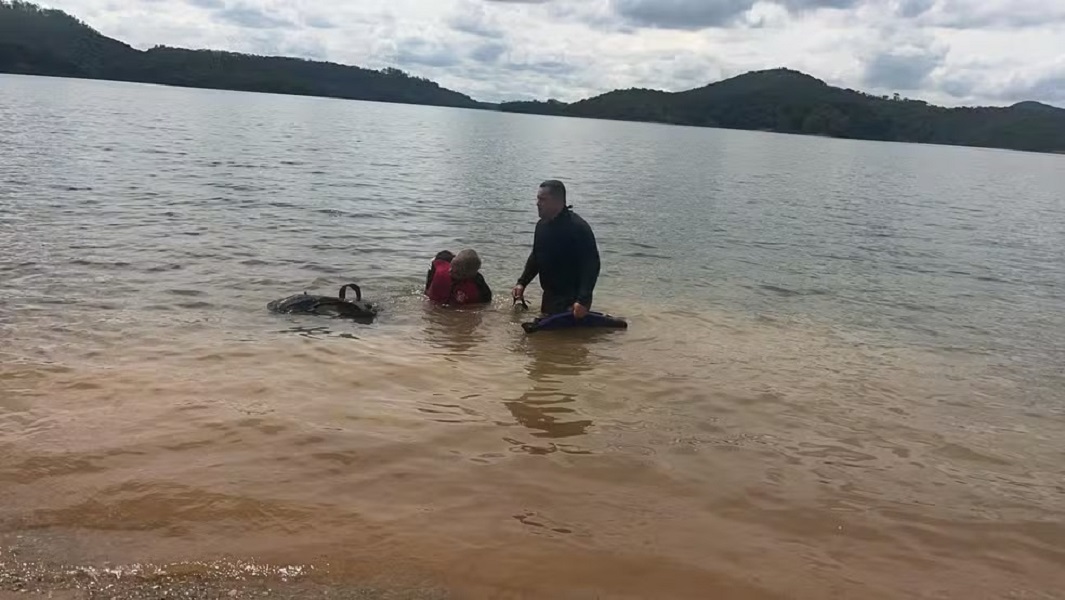 Homem tenta resgatar moto aquática e desaparece na represa de Paraibuna