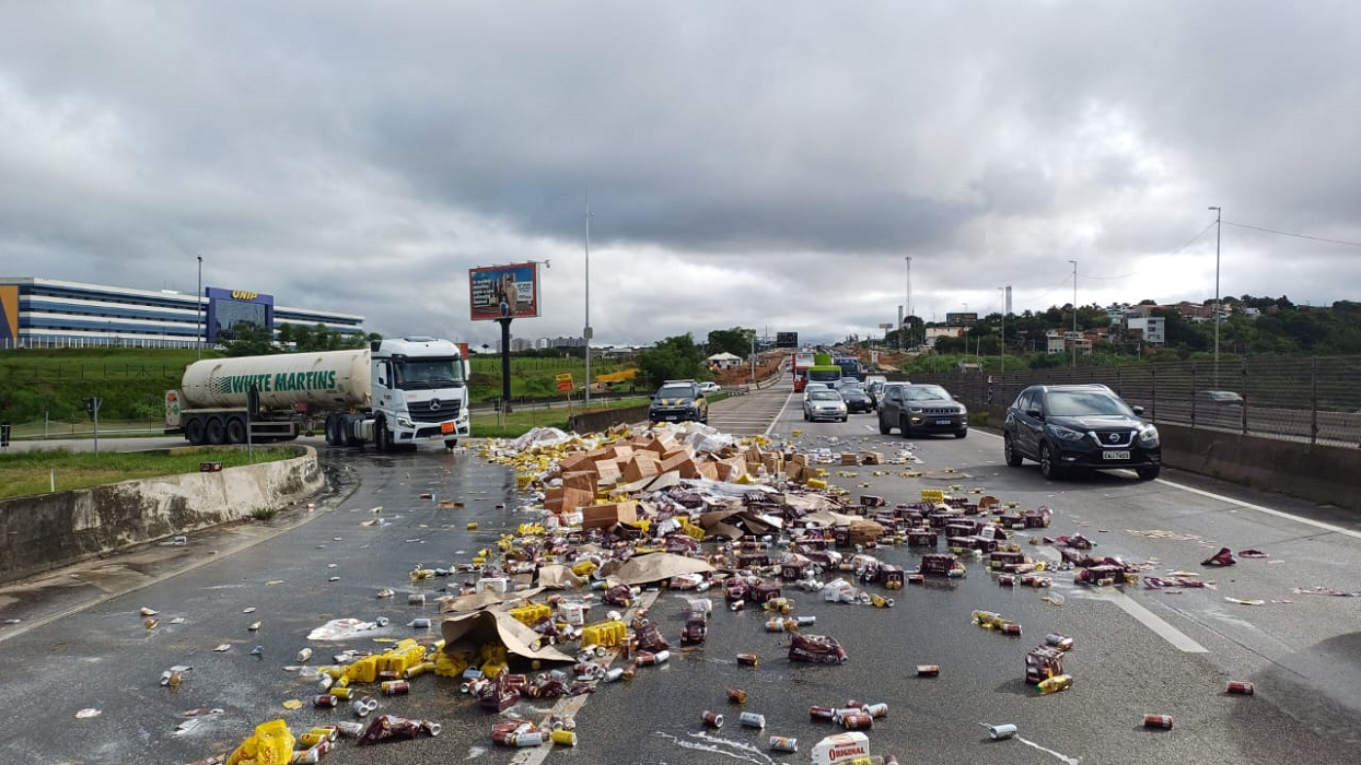 Carga de cerveja cai na Dutra e complica trânsito em Jacareí