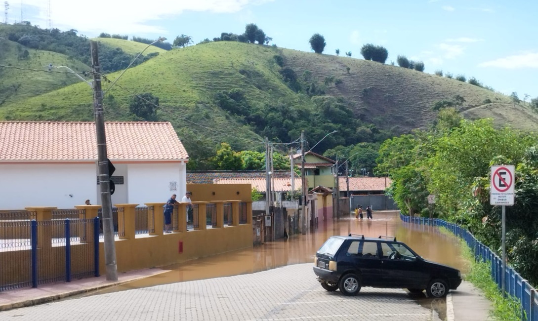 Rio Paraitinga transborda e família precisa deixar casa em São Luiz do Paraitinga