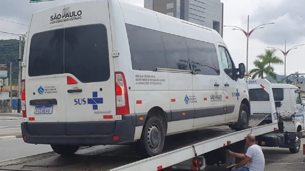 Fiscalização em Caraguatatuba apreende Van do SUS usada para levar passageiros à praia