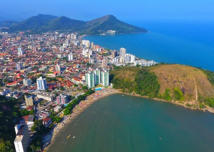 Vista aérea de Caraguatatuba - Foto: Reprodução/PMC. Verão tem início e deve trazer chuvas para o Vale; veja a previsão