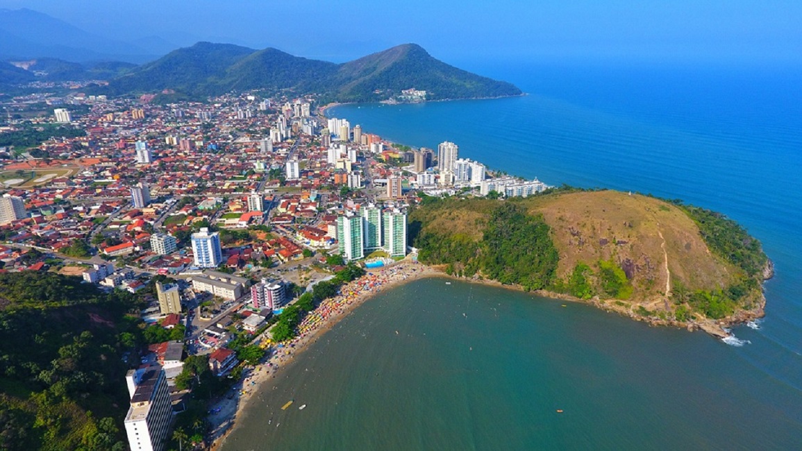 Vista aérea de Caraguatatuba - Foto: Reprodução/PMC. Verão tem início e deve trazer chuvas para o Vale; veja a previsão