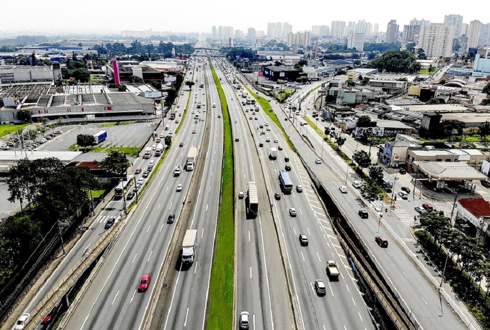 engavetamento-com-8-carros-causa-lentidao-na-dutra-em-cacapava