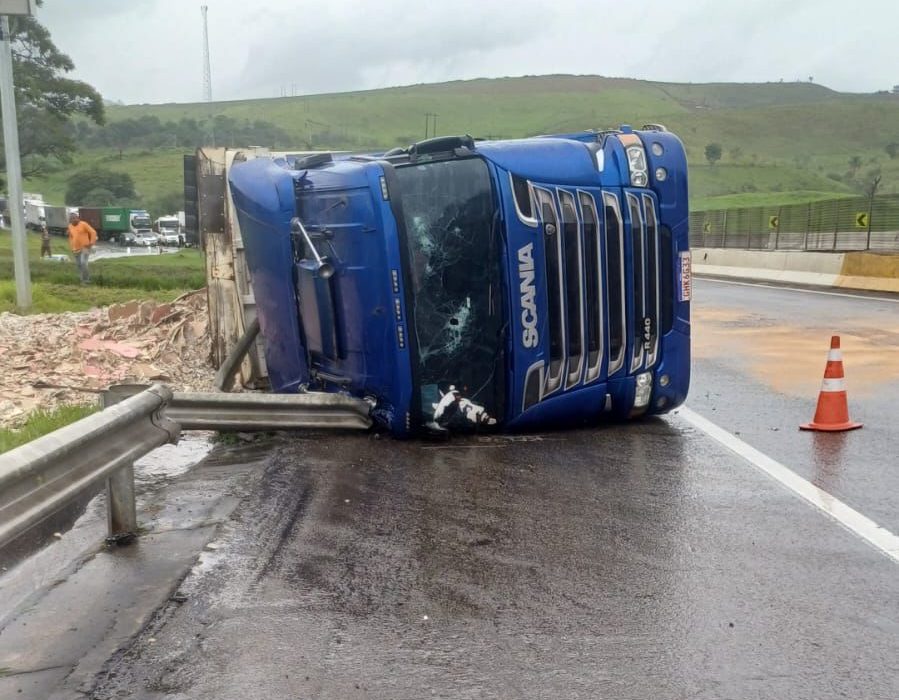Acidente aconteceu no km 37 da Dutra, em Cachoeira Paulista