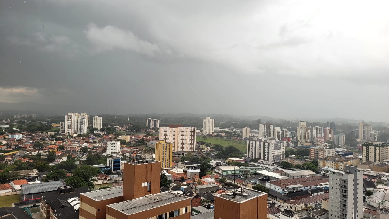 Chove forte em São José dos Campos e confirma alerta da Defesa Civil de SP