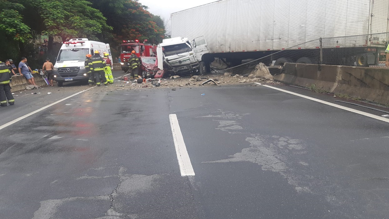 Grave acidente com carreta interdita Via Dutra em Aparecida