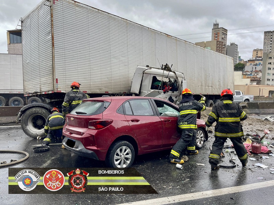 Grave acidente com carreta interdita Via Dutra em Aparecida