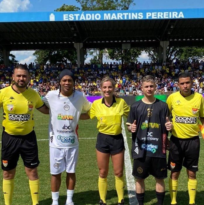 Paulinho Alvarenga (bandeira) presente no 'Amigos do Ronaldinho x Estrelas' no estádio Martins Pereira