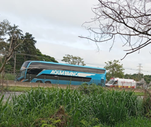 Colisão entre ônibus e caminhão causa lentidão na Via Dutra